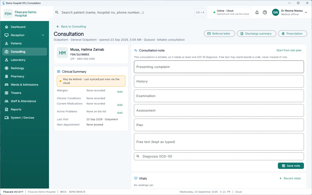 The consultation screen: patient and clinical summary on the left, the note on the right